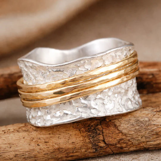 Finely crafted vintage Ring in Gold and Silver.