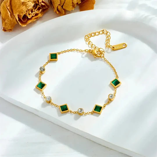 Carolina bracelet with emerald.