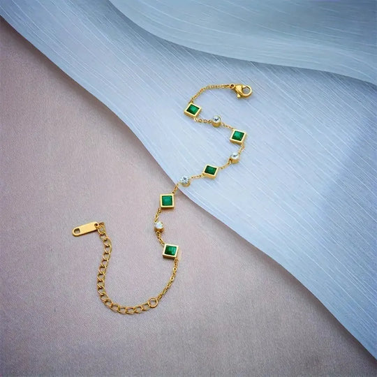 Carolina bracelet with emerald.