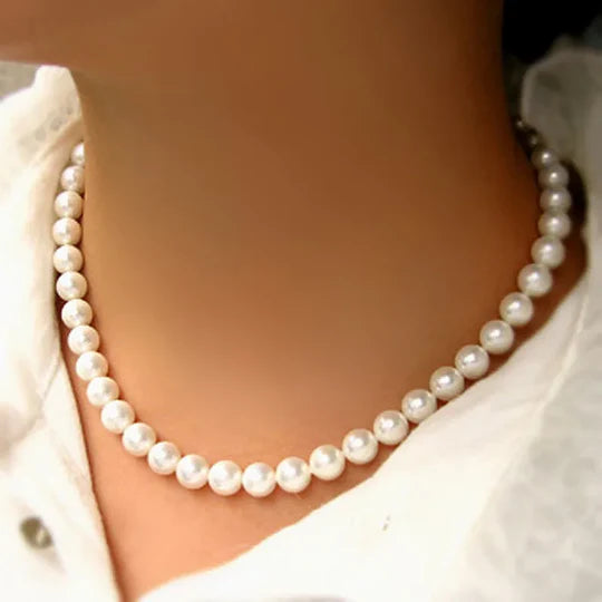 Timeless retro pearl necklace