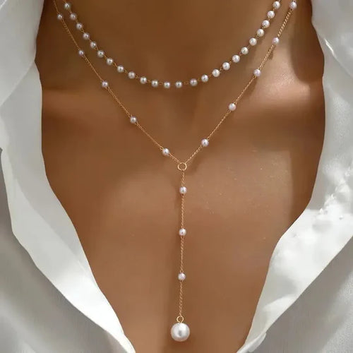 Double-strand necklace with pearls and pendants.