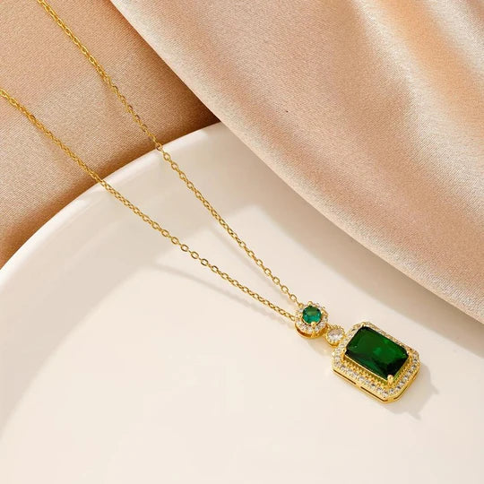 Greta necklace with emerald stone