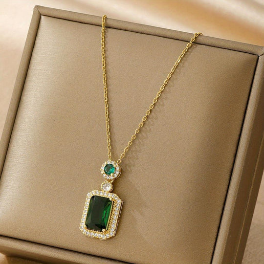 Greta necklace with emerald stone