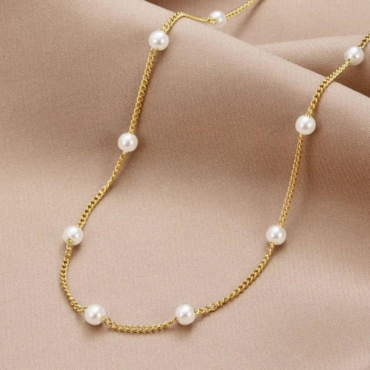Gold necklace with natural pearl.
