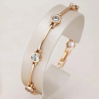 Elegant bracelet with cubic zirconia in gold.