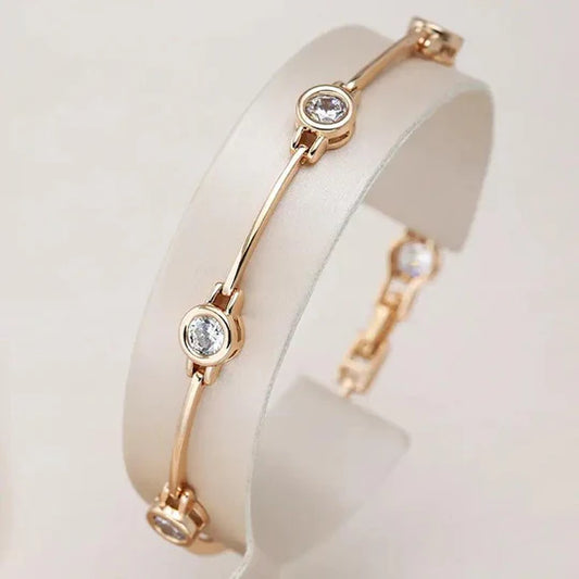 Elegant bracelet with cubic zirconia in gold.