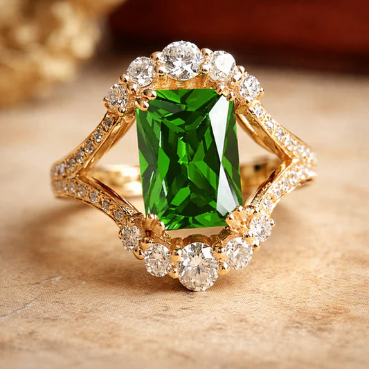Elegant Ring with Emerald stone.