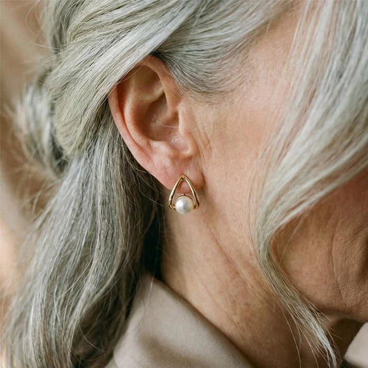 Retro earrings in gold and diamonds.