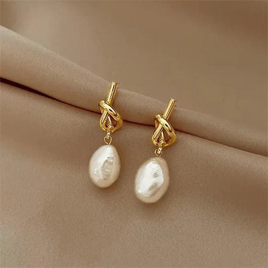 Baroque daisy-shaped Earrings in Gold.