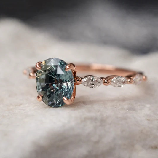 Gold ring with Sapphire sparkle.