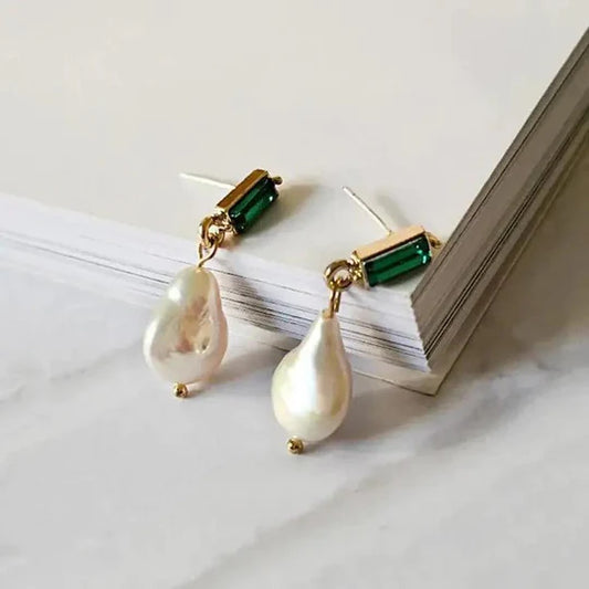 Earrings with Pearls and Emeralds in Gold.