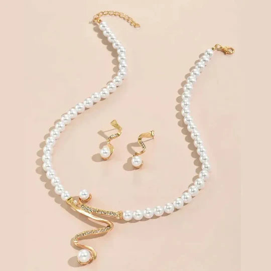 Set of necklace and earrings made of natural pearls.