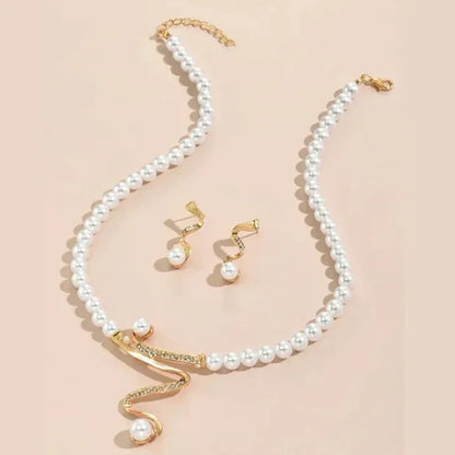 Set of necklace and earrings made of natural pearls.