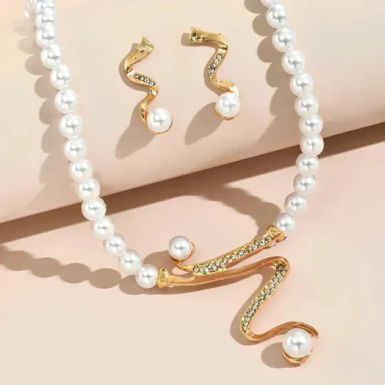 Set of necklace and earrings made of natural pearls.